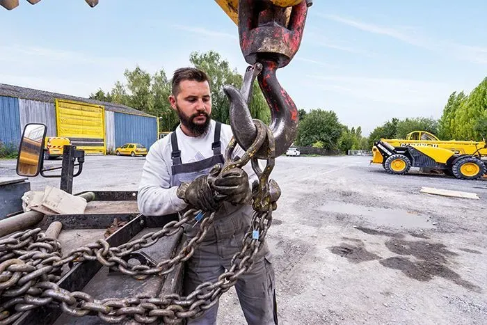 Un membre de l’équipe Cantiniau prépare les élingues et les chaînes