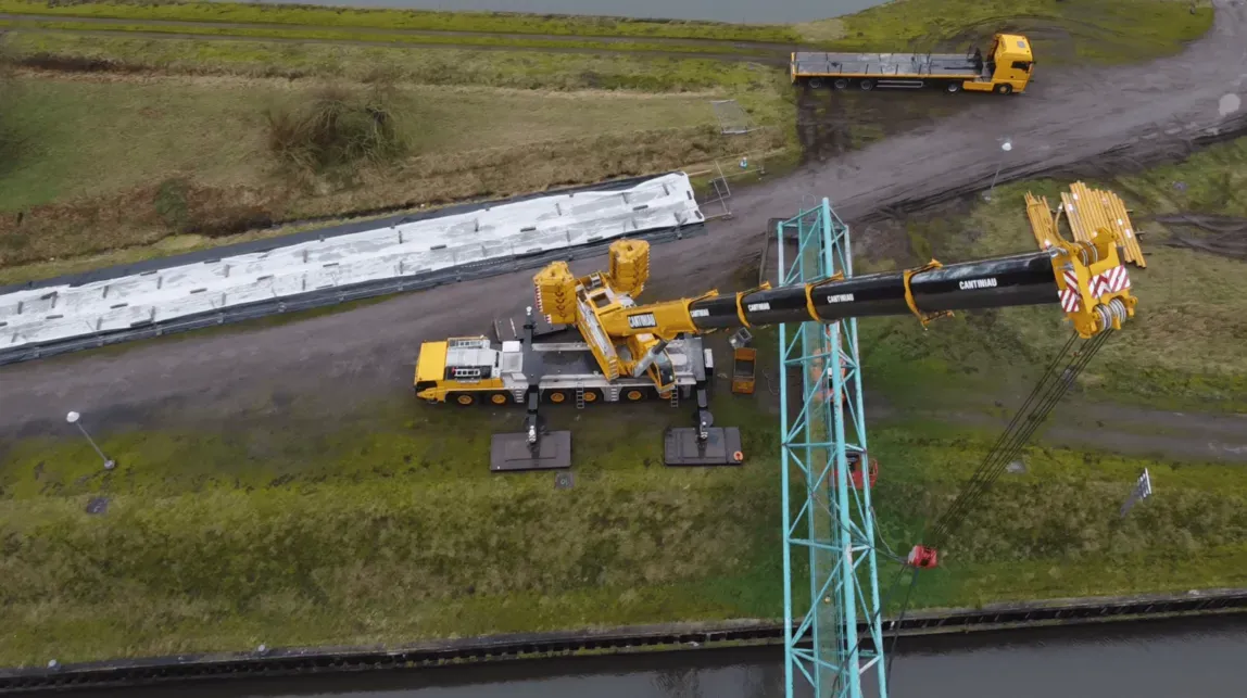 Grue Cantiniau déployée sur un chantier, vue aérienne
