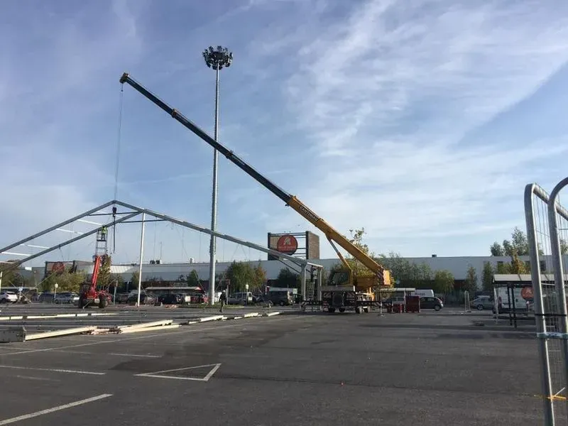 Grue déployée pour le montage d’une structure
