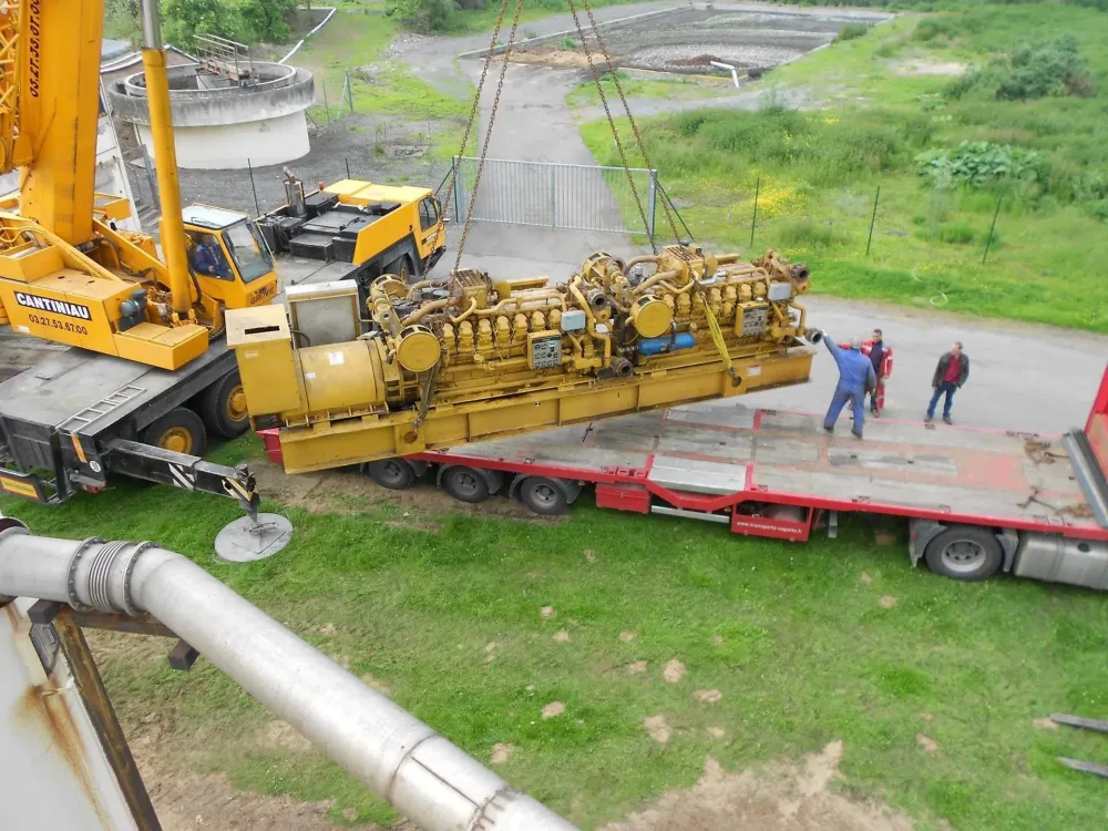 Une grue Cantiniau soulève un ensemble moteur au-dessus d’une remorque