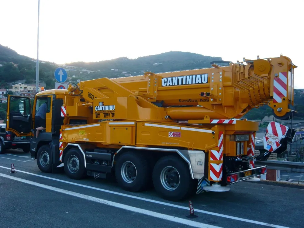 Grue mobile Cantiniau en configuration de déplacement
