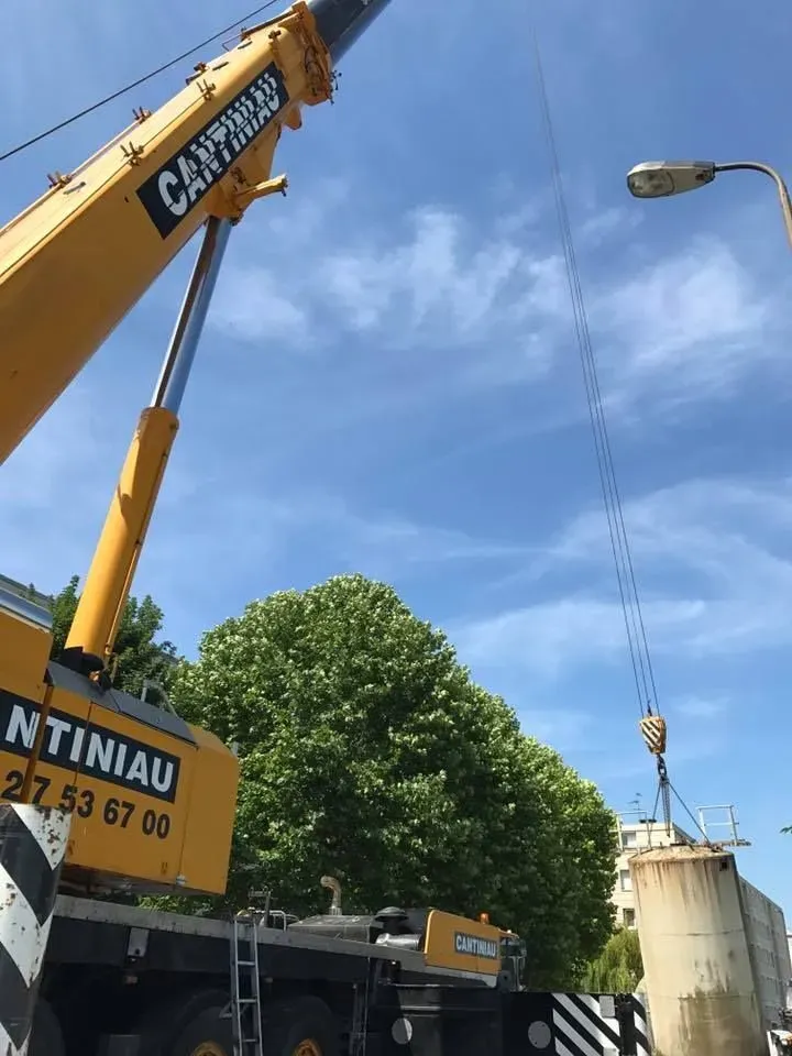 Grue déployée sur un site industriel