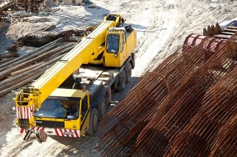 Grue mobile à proximité d’armatures métalliques
