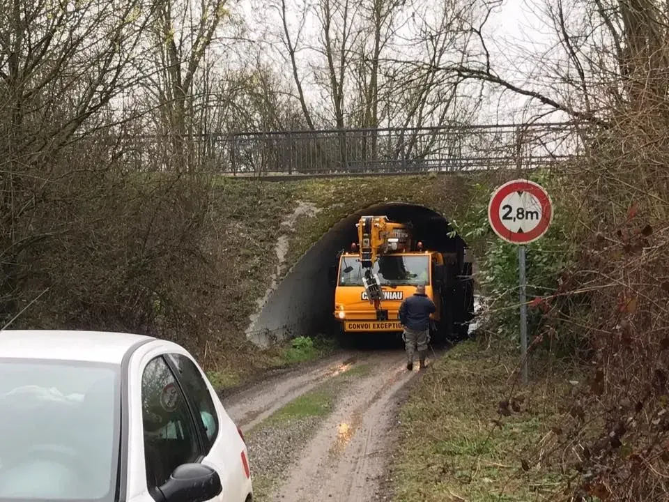 Passage d’une grue sous un ouvrage bas