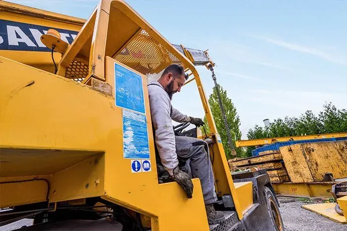 Conducteur aux commandes d’un appareil de manutention
