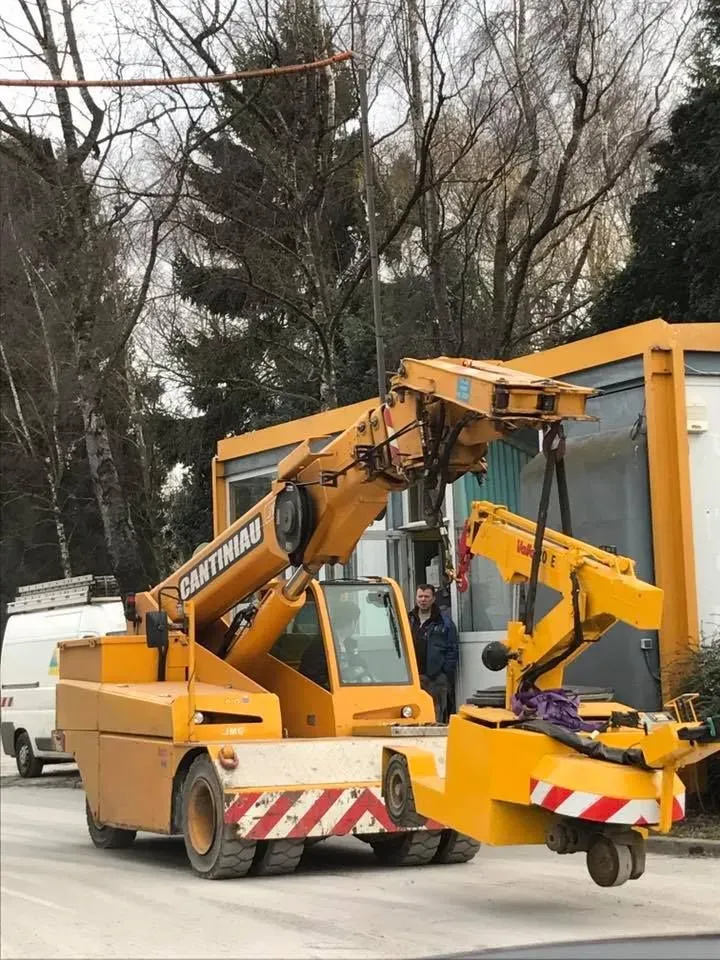 Grue compacte soulevant un autre appareil