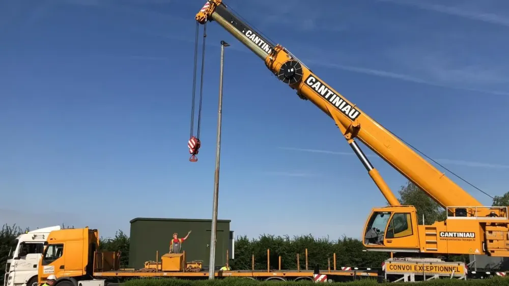 Grue et plateau pour un module préfabriqué