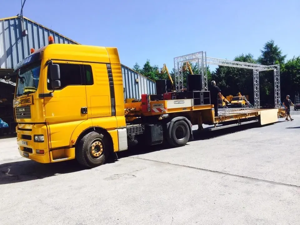 Camion plateau équipé d’une scène