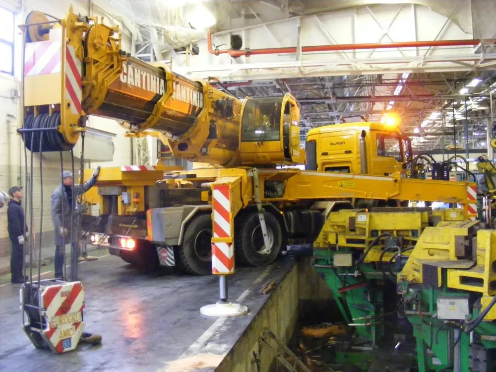Grue mobile installée dans un hall industriel