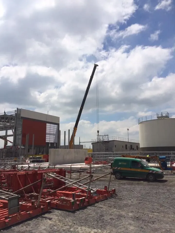 Grue en intervention sur un site industriel