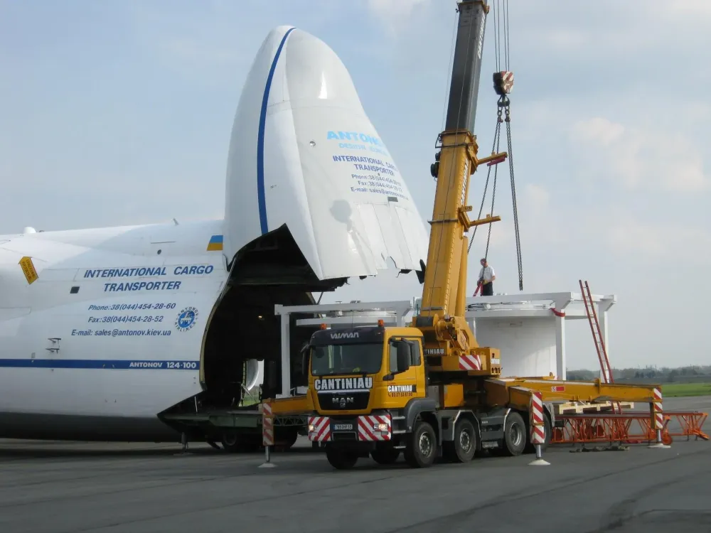 Manutention devant la soute d’un avion cargo