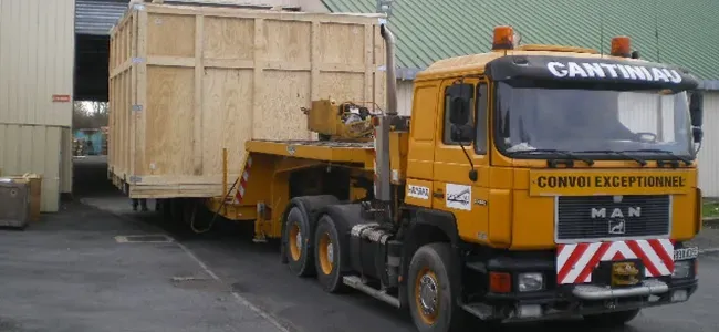 Transport d’une grande caisse sur remorque