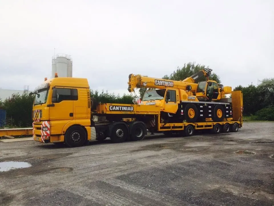 Une grue Cantiniau transportée sur un porte-engin
