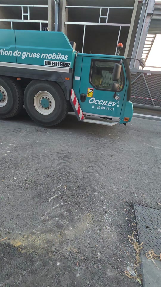 La grue Liebherr d’Occilev sur le chantier partagé avec Cantiniau