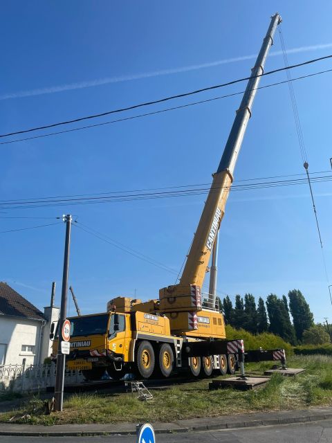 Grue Cantiniau installée en milieu urbain pour le levage des conteneurs