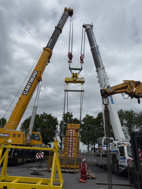 Deux grues Cantiniau soulèvent les charges de l’essai du palonnier