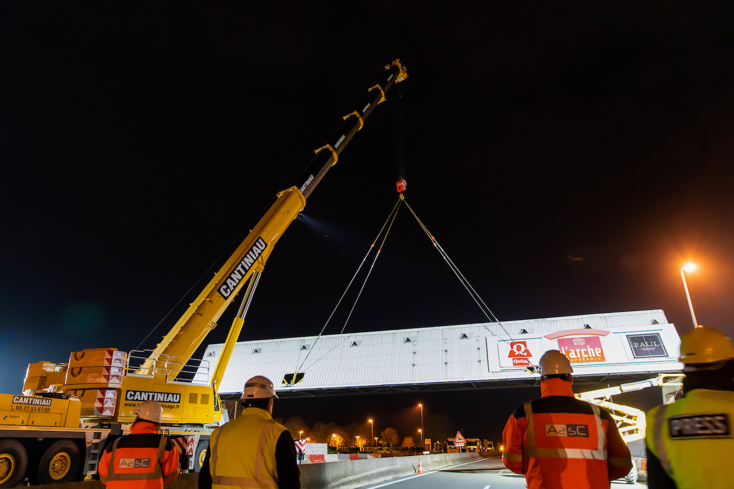 Levage nocturne de la passerelle avec la Tadano Cantiniau de 400 tonnes