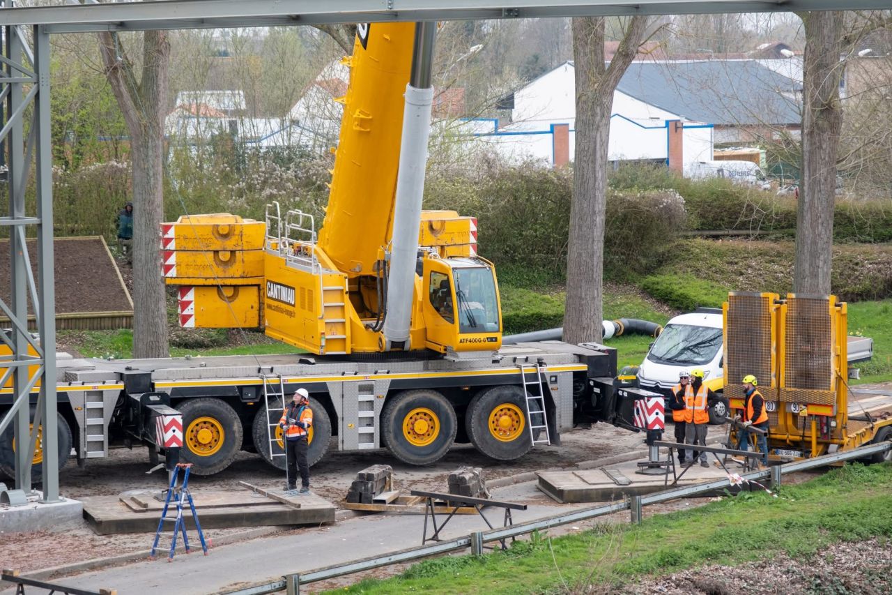 Grue et équipe Cantiniau sur le chantier du portique de 55 mètres